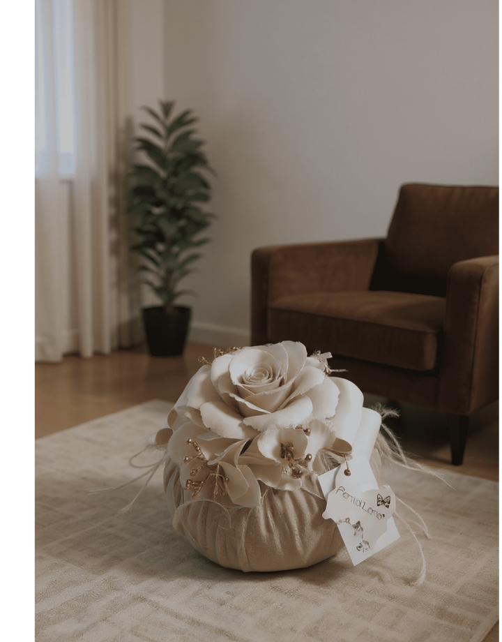 Fiori di Lena - Pouff in velluto nocciola con rosa in Capodimonte